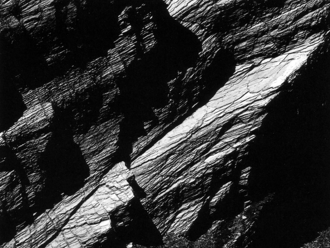 Schwarzweiss Bild eines Felsen als Symbol für Ernährungsthemen im Polarity